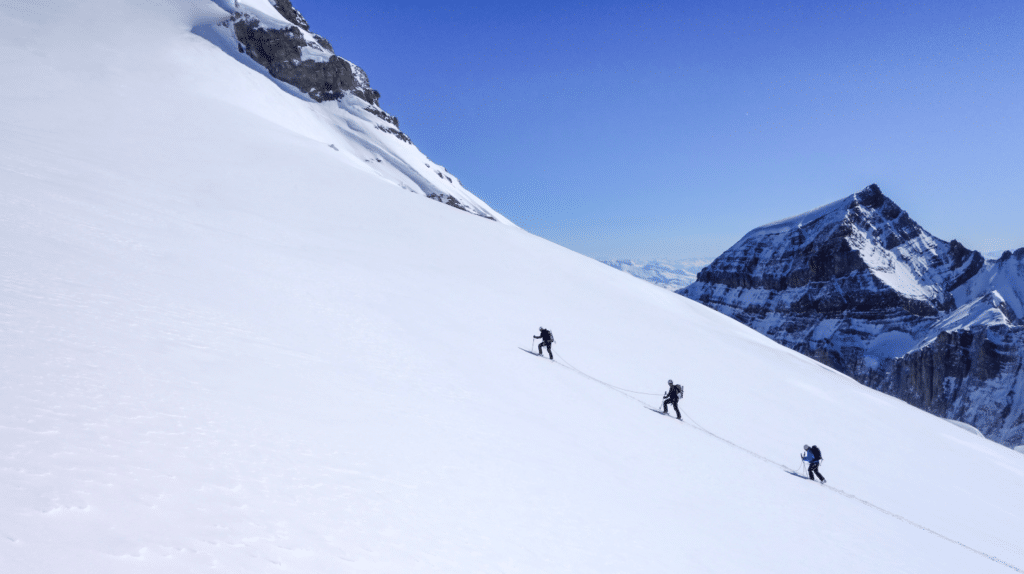 Skieurs alpins sous le soleil
